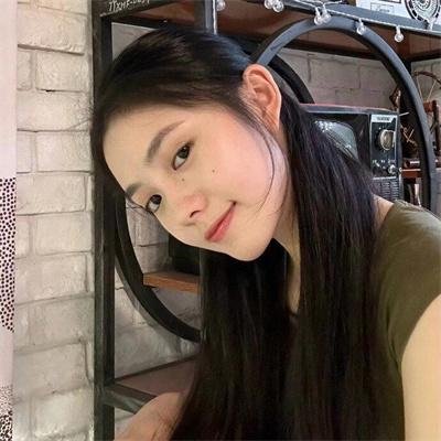 小鬼头上的女人
